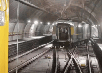 A Linha 4-Amarela do Metrô de São Paulo funciona com restrições após descarrilamento. ViaQuatro adota via singela, maior intervalo entre trens e ônibus de apoio aos passageiros.