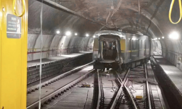 A Linha 4-Amarela do Metrô de São Paulo funciona com restrições após descarrilamento. ViaQuatro adota via singela, maior intervalo entre trens e ônibus de apoio aos passageiros.