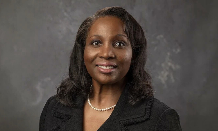 Justiça federal dos EUA decide que Lisa Cook continua como diretora do Fed, apesar da tentativa de Donald Trump de removê-la. Entenda os argumentos jurídicos e políticos do caso.