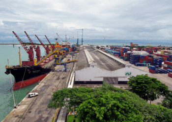 Porto de Fortaleza deve arrendar a área MUC 05 para movimentação de granéis sólidos minerais até 2026. Projeto prevê novo armazém e investimentos privados em infraestrutura.