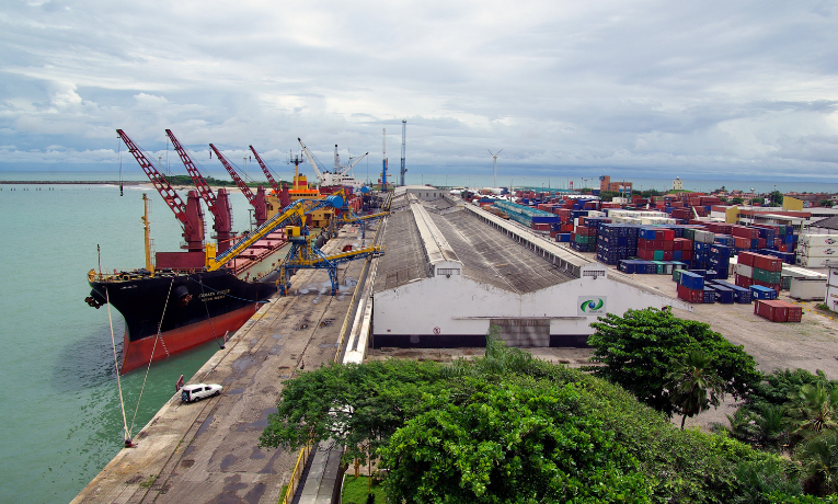 Porto de Fortaleza deve arrendar a área MUC 05 para movimentação de granéis sólidos minerais até 2026. Projeto prevê novo armazém e investimentos privados em infraestrutura.