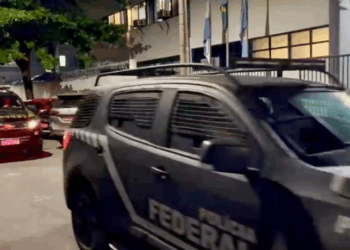 A Polícia Federal cumpriu seis mandados de prisão na Operação Farra Brasil 14, que apura fraudes e desvios em programas sociais via aplicativo CAIXA TEM.