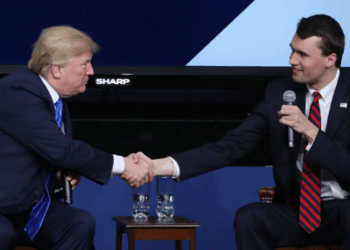 Charlie Kirk, líder da Turning Point USA e aliado de Donald Trump, morreu aos 31 anos após atentado na Universidade Utah Valley. Autor do ataque ainda não foi identificado.