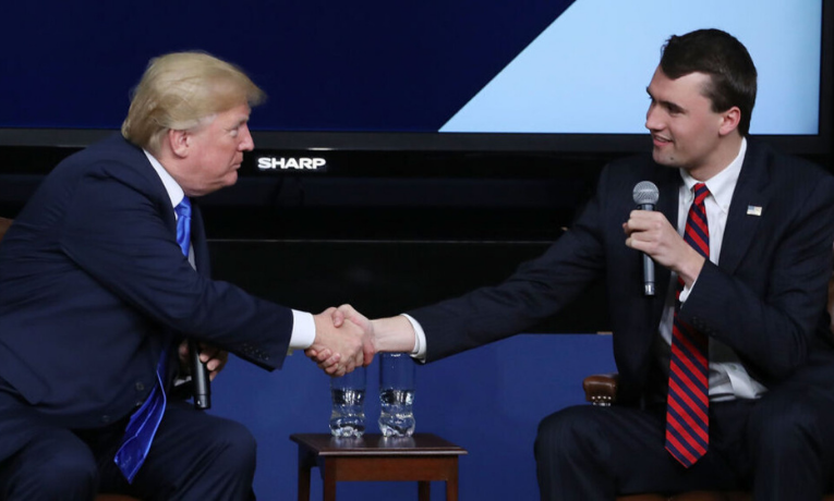 Charlie Kirk, líder da Turning Point USA e aliado de Donald Trump, morreu aos 31 anos após atentado na Universidade Utah Valley. Autor do ataque ainda não foi identificado.