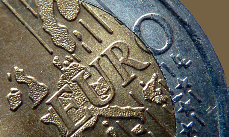 O Banco Central Europeu manteve as taxas de juros inalteradas, com inflação em 2,1% e cenário internacional marcado por guerra na Ucrânia e crise política na França.