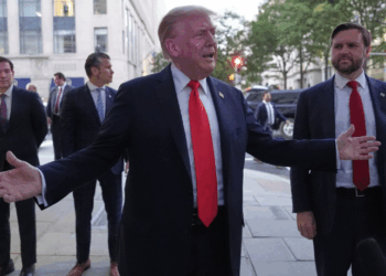 Donald Trump foi alvo de vaias e protestos em restaurante próximo à Casa Branca, em Washington. Manifestantes pró-Palestina chamaram o ex-presidente de “Hitler do nosso tempo”. Veja o vídeo.