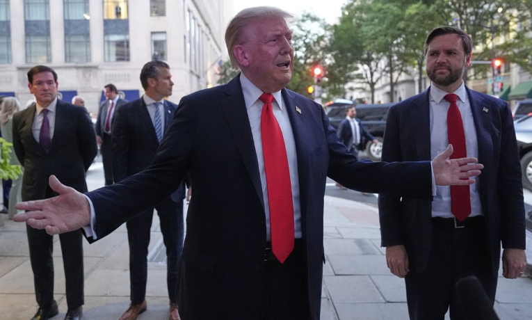 Donald Trump foi alvo de vaias e protestos em restaurante próximo à Casa Branca, em Washington. Manifestantes pró-Palestina chamaram o ex-presidente de “Hitler do nosso tempo”. Veja o vídeo.