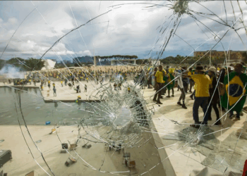 O STF continua julgamento dos réus do núcleo da trama golpista do 8 de janeiro. Próximas etapas envolvem definição de penas, regime de prisão, inelegibilidade e perda de patente para militares.