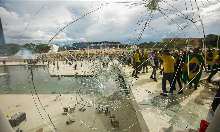 O STF continua julgamento dos réus do núcleo da trama golpista do 8 de janeiro. Próximas etapas envolvem definição de penas, regime de prisão, inelegibilidade e perda de patente para militares.