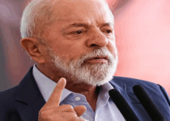 O governo dos EUA decidiu retirar a tarifa de 10% sobre a celulose brasileira, aliviando produtores americanos e fortalecendo as exportações do Brasil para o mercado norte-americano.
