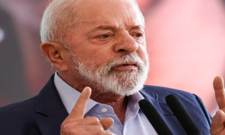 O governo dos EUA decidiu retirar a tarifa de 10% sobre a celulose brasileira, aliviando produtores americanos e fortalecendo as exportações do Brasil para o mercado norte-americano.