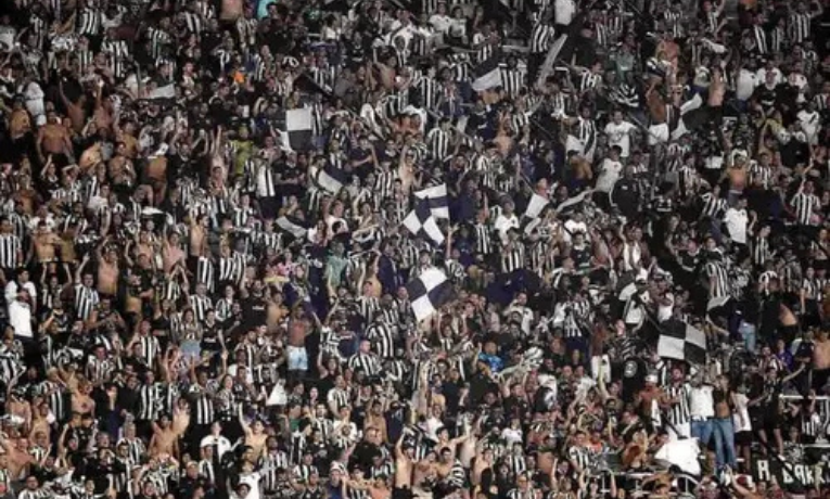 Botafogo e Vasco se enfrentam nesta quinta-feira no Nilton Santos pelas quartas de final da Copa do Brasil; torcida alvinegra prepara celebração com faixas, fumaça e fogos.