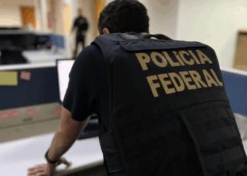 A Polícia Federal deflagrou a Operação Cambota, cumprindo mandados em SP e DF contra investigados em fraude de R$ 6,3 bilhões em aposentadorias. CPMI pediu prisão de empresários como Careca do INSS e ex-presidente do INSS.