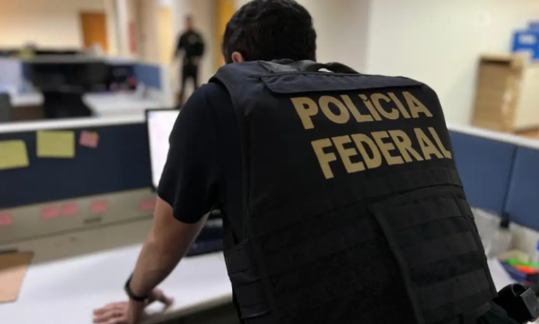 A Polícia Federal deflagrou a Operação Cambota, cumprindo mandados em SP e DF contra investigados em fraude de R$ 6,3 bilhões em aposentadorias. CPMI pediu prisão de empresários como Careca do INSS e ex-presidente do INSS.