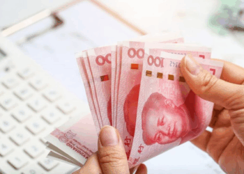 Novos empréstimos na China somaram 590 bilhões de yuans em agosto, abaixo da expectativa de 800 bilhões, sinalizando demanda fraca por crédito; base monetária cresce 8,8% ao ano.