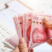 Novos empréstimos na China somaram 590 bilhões de yuans em agosto, abaixo da expectativa de 800 bilhões, sinalizando demanda fraca por crédito; base monetária cresce 8,8% ao ano.