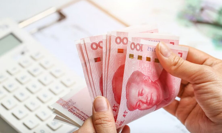 Novos empréstimos na China somaram 590 bilhões de yuans em agosto, abaixo da expectativa de 800 bilhões, sinalizando demanda fraca por crédito; base monetária cresce 8,8% ao ano.