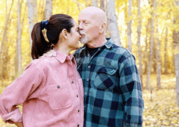 Emma Willis revelou que Bruce Willis perdeu parte da audição após acidente nas gravações de ‘Duro de Matar’, em 1988. O ator, diagnosticado com demência frontotemporal, enfrenta agravamento do quadro.