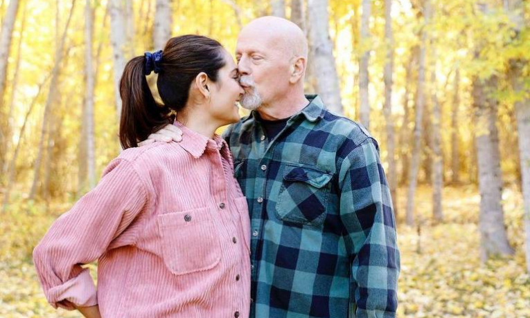 Emma Willis revelou que Bruce Willis perdeu parte da audição após acidente nas gravações de ‘Duro de Matar’, em 1988. O ator, diagnosticado com demência frontotemporal, enfrenta agravamento do quadro.