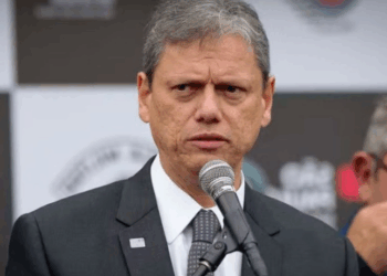arcísio de Freitas retorna a Brasília para articular apoio à anistia de Jair Bolsonaro, condenado pelo STF a 27 anos de prisão. Movimento é visto como teste político para 2026.