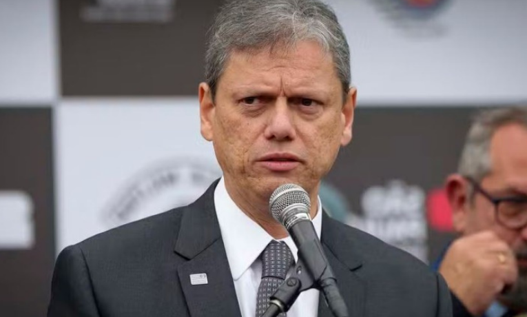 arcísio de Freitas retorna a Brasília para articular apoio à anistia de Jair Bolsonaro, condenado pelo STF a 27 anos de prisão. Movimento é visto como teste político para 2026.