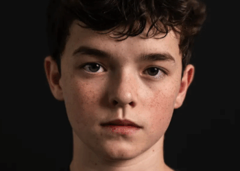 Owen Cooper, de 15 anos, venceu o Emmy 2025 como Melhor Ator em Minissérie por Adolescência, da Netflix. Ele é o homem mais jovem a conquistar a premiação.