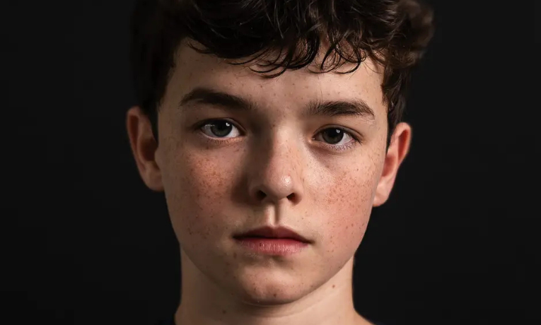 Owen Cooper, de 15 anos, venceu o Emmy 2025 como Melhor Ator em Minissérie por Adolescência, da Netflix. Ele é o homem mais jovem a conquistar a premiação.