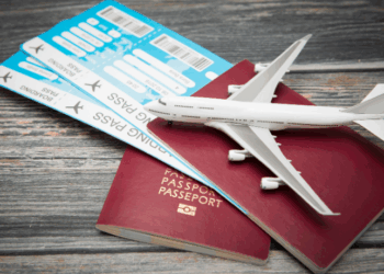 Passagens aéreas registraram queda sazonal em agosto, levando à deflação no grupo Transportes do IPCA. Movimento ajudou a segurar a inflação no período.