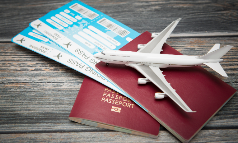 Passagens aéreas registraram queda sazonal em agosto, levando à deflação no grupo Transportes do IPCA. Movimento ajudou a segurar a inflação no período.