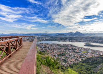 Vitória celebra o Dia Mundial do Turismo com crescimento no setor, reconhecimento nacional e internacional, oferecendo atrações culturais, praias, ecoturismo e turismo de negócios.