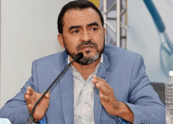 Operação da Polícia Federal afasta o governador de Tocantins, Wanderlei Barbosa, por suspeita de desvio de R$ 73 milhões em cestas básicas durante a pandemia de COVID-19.