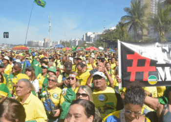 O senador Flávio Bolsonaro marcou presença no ato bolsonarista deste 7 de Setembro, em Copacabana. Manifestantes exibiram faixas contra o STF, pediram anistia e reforçaram apoio ao ex-presidente Jair Bolsonaro.