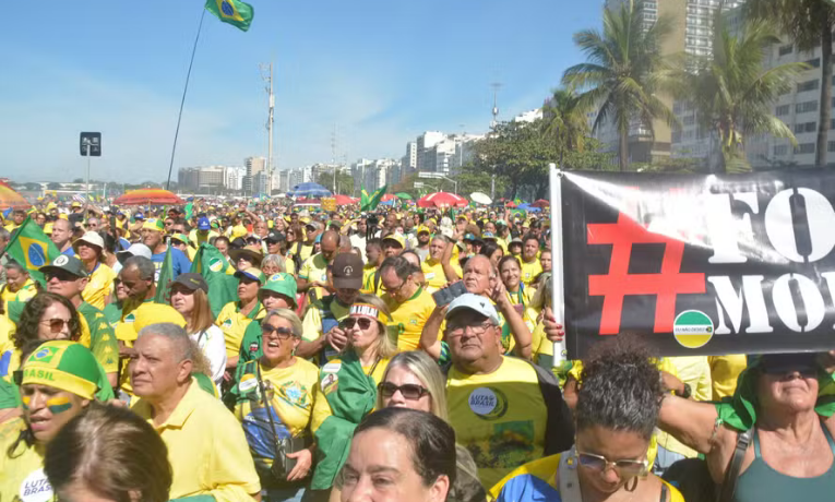 O senador Flávio Bolsonaro marcou presença no ato bolsonarista deste 7 de Setembro, em Copacabana. Manifestantes exibiram faixas contra o STF, pediram anistia e reforçaram apoio ao ex-presidente Jair Bolsonaro.