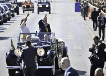 Durante o desfile de 7 de Setembro em Brasília, público gritou “sem anistia” quando Hugo Motta chegou à tribuna. Presidente da Câmara é pressionado por aliados de Bolsonaro.
