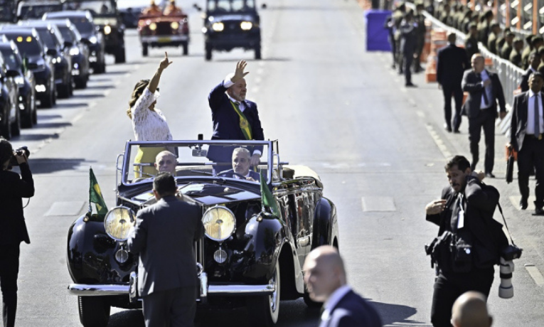 Durante o desfile de 7 de Setembro em Brasília, público gritou “sem anistia” quando Hugo Motta chegou à tribuna. Presidente da Câmara é pressionado por aliados de Bolsonaro.