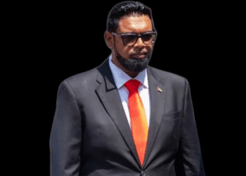 Irfaan Ali toma posse para segundo mandato como presidente da Guiana, reeleito com maioria no Parlamento. País vive boom do petróleo e enfrenta tensões com a Venezuela por Essequibo.
