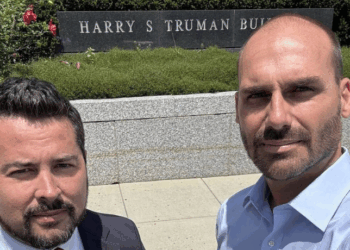 A Procuradoria-Geral da República denunciou Eduardo Bolsonaro e Paulo Figueiredo por coação judicial, alegando pressão sobre o STF via sanções nos EUA para beneficiar Jair Bolsonaro.