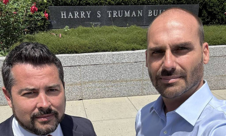 A Procuradoria-Geral da República denunciou Eduardo Bolsonaro e Paulo Figueiredo por coação judicial, alegando pressão sobre o STF via sanções nos EUA para beneficiar Jair Bolsonaro.