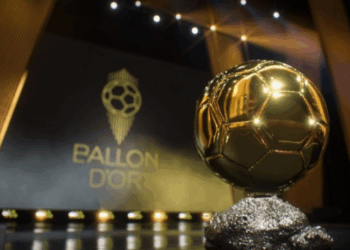 O francês Ousmane Dembélé vence a Bola de Ouro 2025, coroando temporada com 37 gols, 14 assistências e quatro títulos pelo PSG.