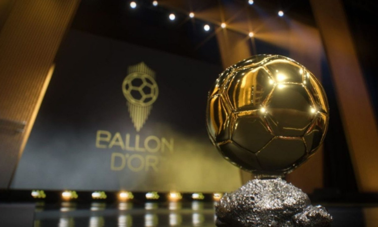 O francês Ousmane Dembélé vence a Bola de Ouro 2025, coroando temporada com 37 gols, 14 assistências e quatro títulos pelo PSG.
