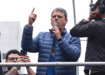 O governador Tarcísio de Freitas intensifica articulação na Câmara para aprovar a anistia a condenados de 8 de Janeiro, incluindo o ex-presidente Jair Bolsonaro, e critica o Supremo Tribunal Federal.