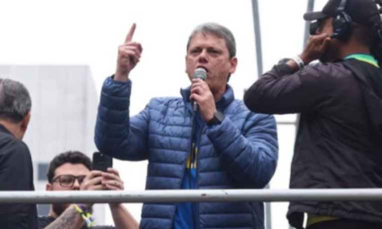 O governador Tarcísio de Freitas intensifica articulação na Câmara para aprovar a anistia a condenados de 8 de Janeiro, incluindo o ex-presidente Jair Bolsonaro, e critica o Supremo Tribunal Federal.