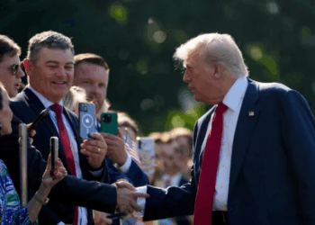 Donald Trump afirma que Israel aceitou termos dos EUA para cessar-fogo em Gaza e que negociações com o Hamas podem começar imediatamente. Ele também comenta sobre segurança nos EUA e renúncia no Japão.