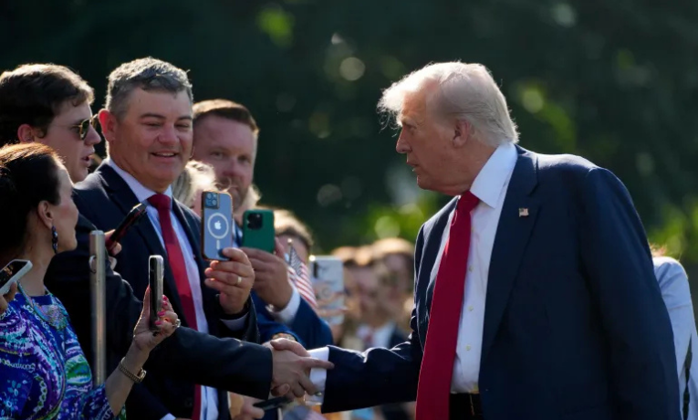 Donald Trump afirma que Israel aceitou termos dos EUA para cessar-fogo em Gaza e que negociações com o Hamas podem começar imediatamente. Ele também comenta sobre segurança nos EUA e renúncia no Japão.