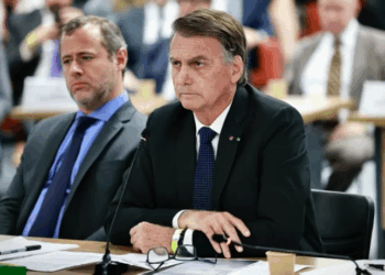 STF inicia nesta semana julgamento sobre tentativa de golpe de 2022 envolvendo Jair Bolsonaro e sete colaboradores. Especialistas destacam que condenação não encerra tradição de ideias antidemocráticas no país.