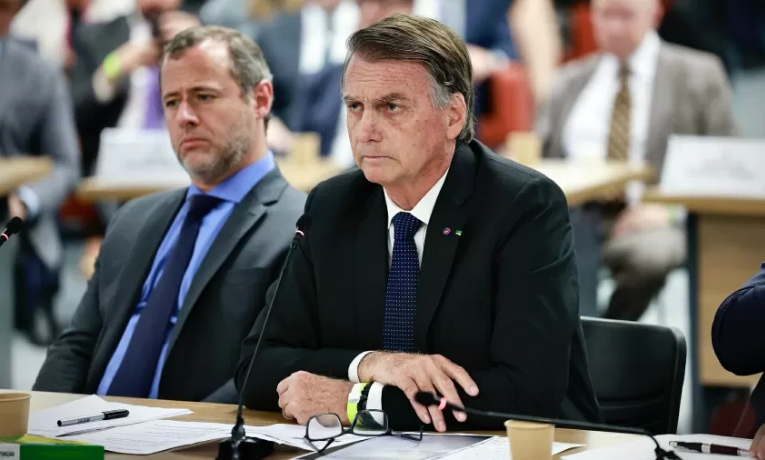 STF inicia nesta semana julgamento sobre tentativa de golpe de 2022 envolvendo Jair Bolsonaro e sete colaboradores. Especialistas destacam que condenação não encerra tradição de ideias antidemocráticas no país.
