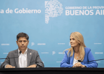 O governador Axel Kicillof vence Javier Milei nas eleições provinciais de Buenos Aires e consolida liderança no Peronismo, enquanto oposição fortalece posição no Congresso argentino em meio a desafios econômicos.