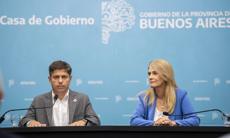 O governador Axel Kicillof vence Javier Milei nas eleições provinciais de Buenos Aires e consolida liderança no Peronismo, enquanto oposição fortalece posição no Congresso argentino em meio a desafios econômicos.
