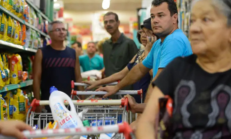O IPC-S da FGV mostrou aceleração em todas as capitais na primeira quadrissemana de setembro de 2025, com variação de -0,20% e alta acumulada de 2,90% em um ano.