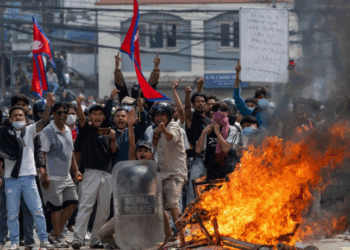 Em meio à instabilidade política, o Nepal bloqueia temporariamente redes sociais para combater fake news. Medida gera críticas de cidadãos e especialistas em direitos digitais.